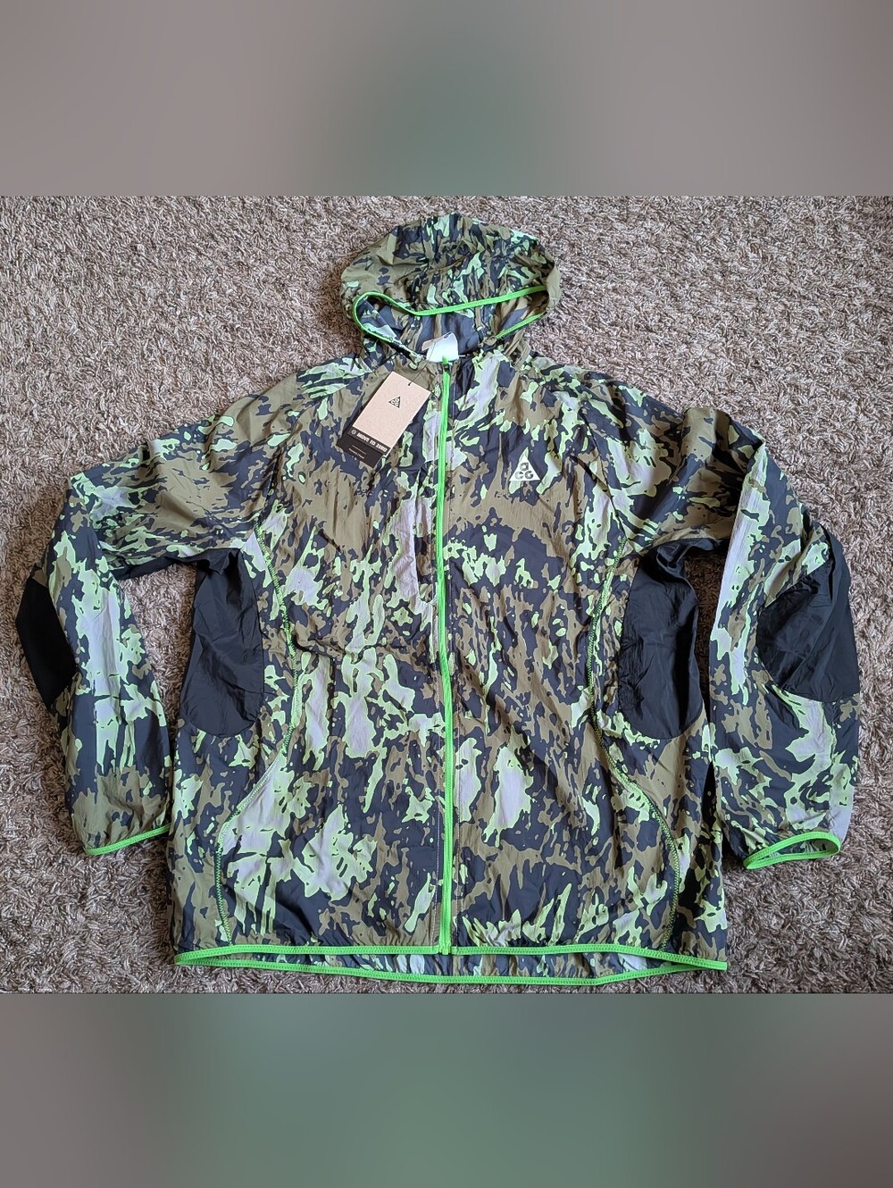 NWT Nike ACG Trail Energy Green Camo Lightweight Running Jacket Men's M